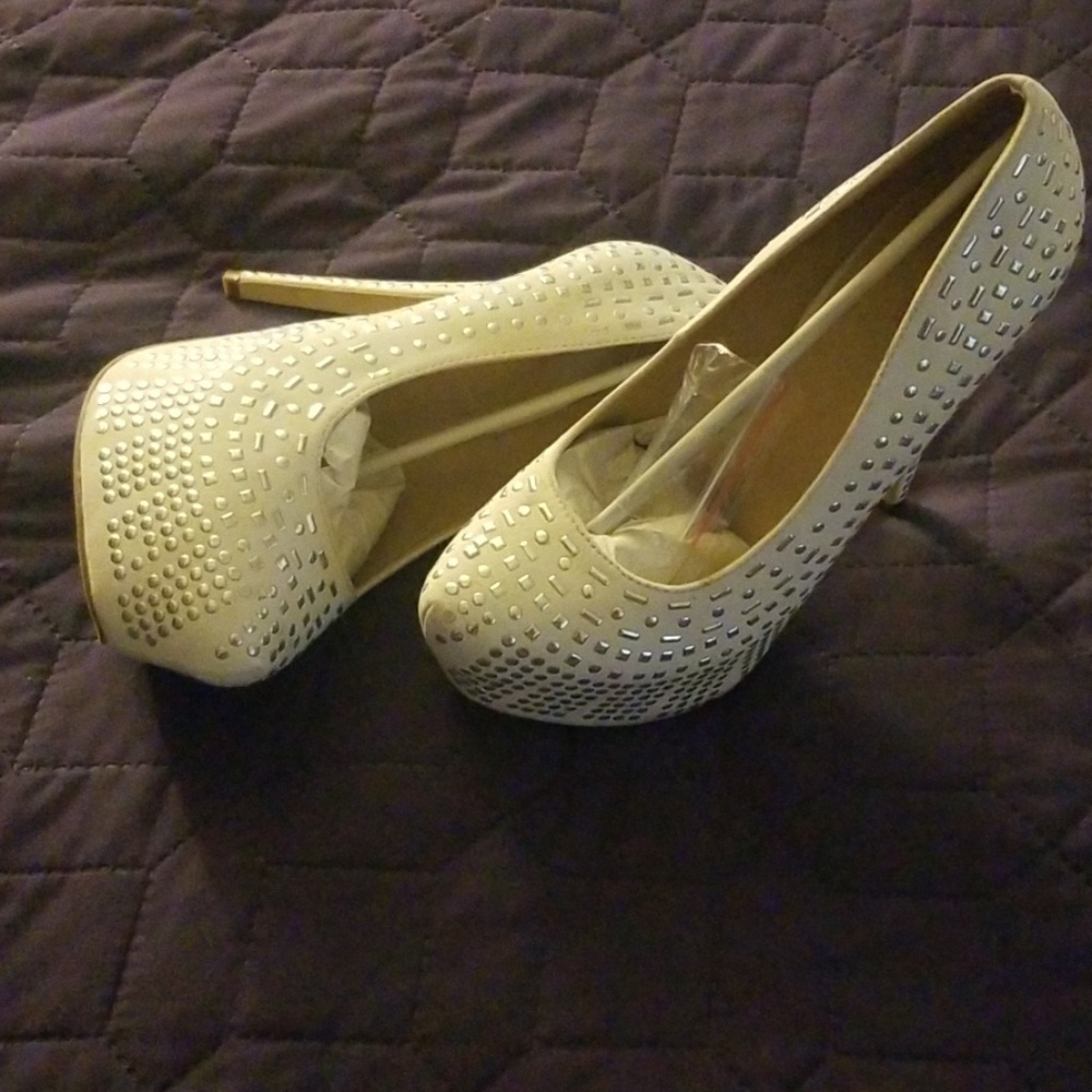 Shoes - Picture 5 of 6